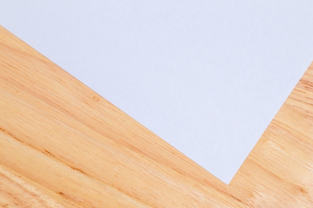 Przetwarzająca papierowa książka na drewnianym tle