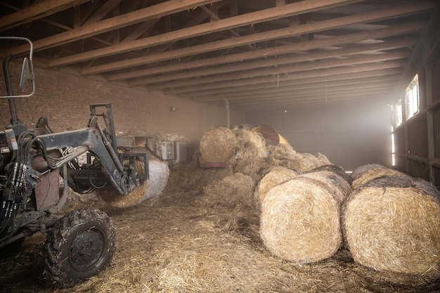 Zdjęcie przetwarzanie siana na biomasę w gospodarstwie