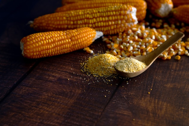 Zdjęcie przetworzone na mąkę kukurydzianą z suszonej kukurydzy