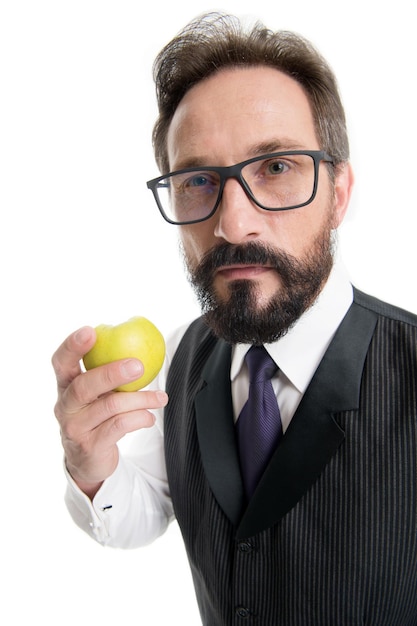 Przewodnik po soczewkach i oprawach okularowych na receptę. Biznesmen klasyczna odzież formalna i odpowiednie uchwyty do okularów jedzą jabłko. Biznesmen formalny wybór okularów. Porady dotyczące zdrowego wzroku dotyczące odżywiania wzroku.