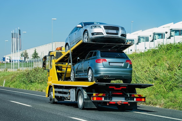 Przewoźnik samochodowy na drodze. Transporter ciężarowy