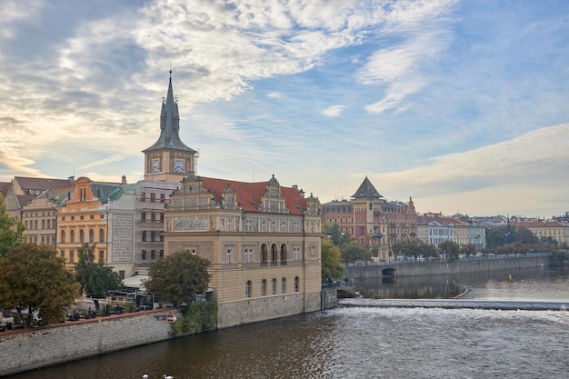 Przez Pragę przepływa brzeg Wełtawy