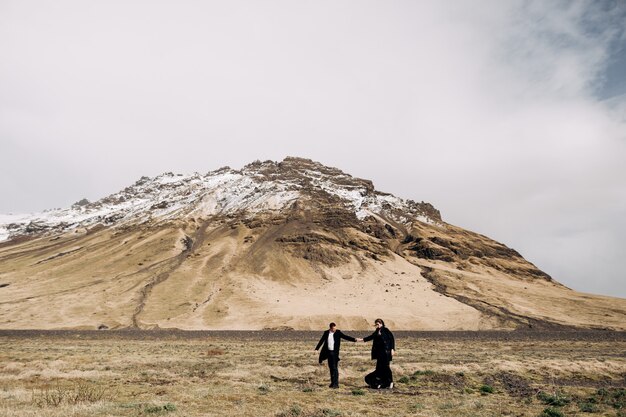 Przeznaczenie Islandia ślub Para ślubna Na Tle Zaśnieżonych Gór Panna Młoda I Pan Młody W
