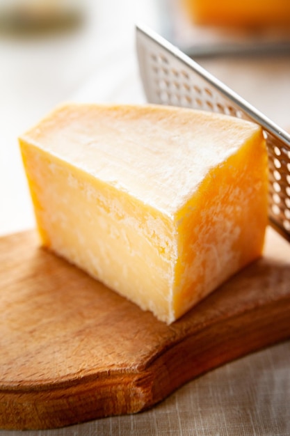 Przeznaczone do walki radioelektronicznej kawałek sera Kawałek parmezanu na drewnianej desce Tarka do sera