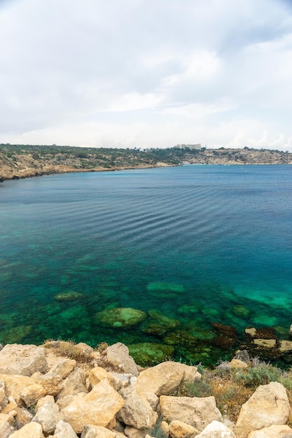 Przezroczysta woda wzdłuż lazurowego wybrzeża Morza Śródziemnego