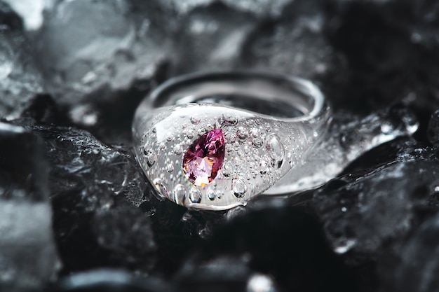 Przezroczyste lodowe pierścienie wykonane ze szkła w lodzie i wodzie