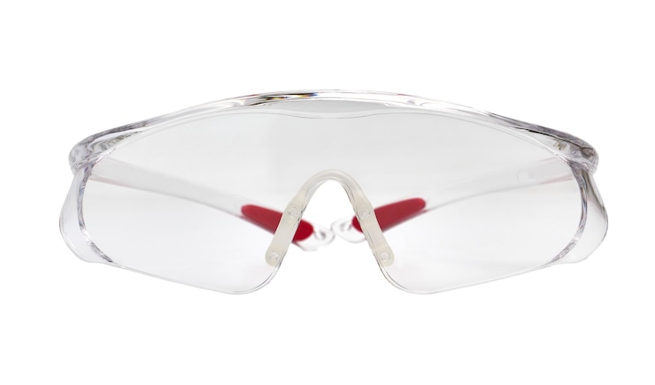 Zdjęcie przezroczyste plastikowe okulary ochronne izolowane na białym tle z bliska