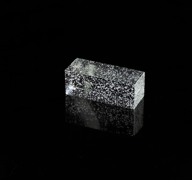 Zdjęcie przezroczyste szklane kształty geometryczne i kostki na czarnym tle
