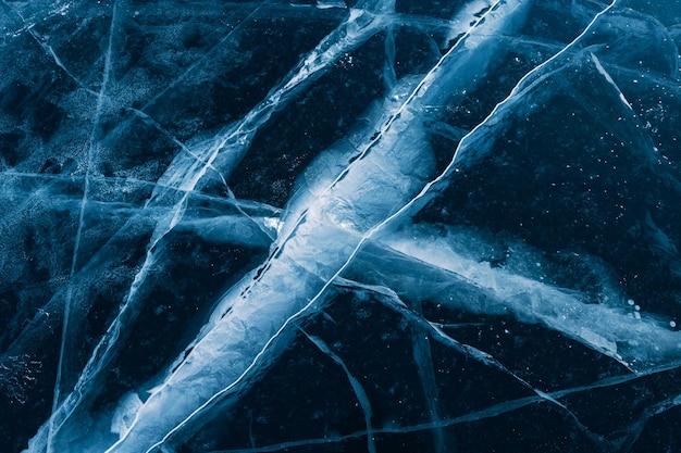Przezroczysty niebieski lód z pęknięciami na zimowym jeziorze Bajkał Streszczenie zimowe tło