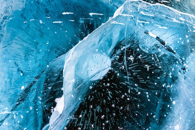 Przezroczysty spękany niebieski lód na jeziorze Bajkał w zimie Abstrakcyjne tło Bajkał Syberia Rosja