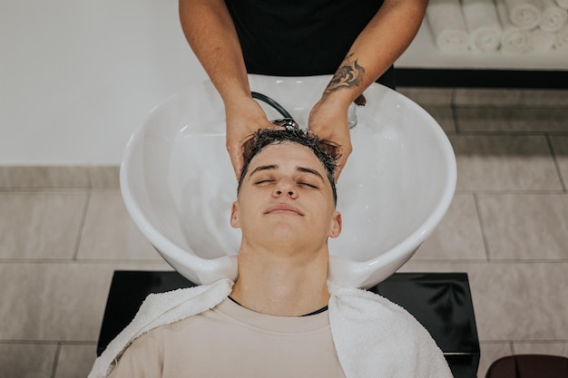 Zdjęcie przód strzelać ręce fryzjera mycia włosów swojego klienta
