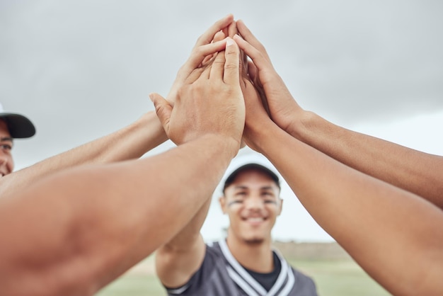 Przybij piątkę i praca zespołowa w baseballu z graczami zespołowymi przygotowującymi się do treningu i gry Inspiracja i motywacja fitness dla sportowca na boisku baseballowym razem jako wsparcie