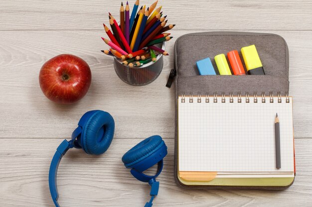 przybory szkolne słuchawki jabłko metalowy stojak na ołówki powrót do koncepcji szkoły