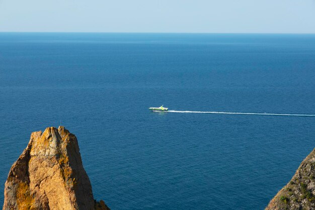 Przybrzeżne klify i łódź motorowa Widok na morze skały, morze i niebo z wysokości Zdjęcia wysokiej jakości