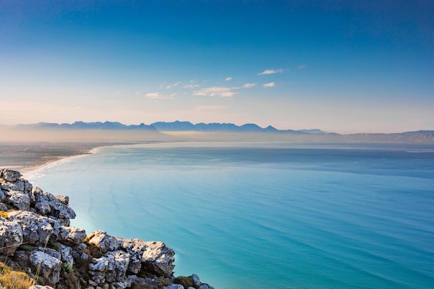Przybrzeżny krajobraz górski z florą fynbos w Cape Town w RPA