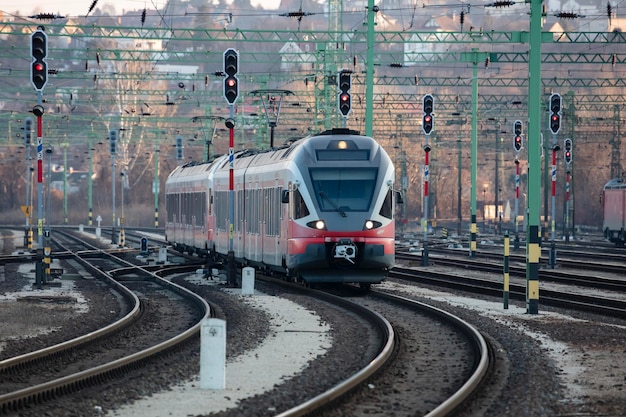 Przybycie Czerwonego Pociągu Pasażerskiego Bez Tytułu Na Dworzec Kolejowy Widok Z Przodu Toru Peronowego