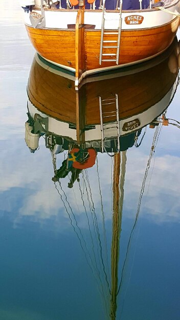 Zdjęcie przycięta łódź z odbiciem w wodzie