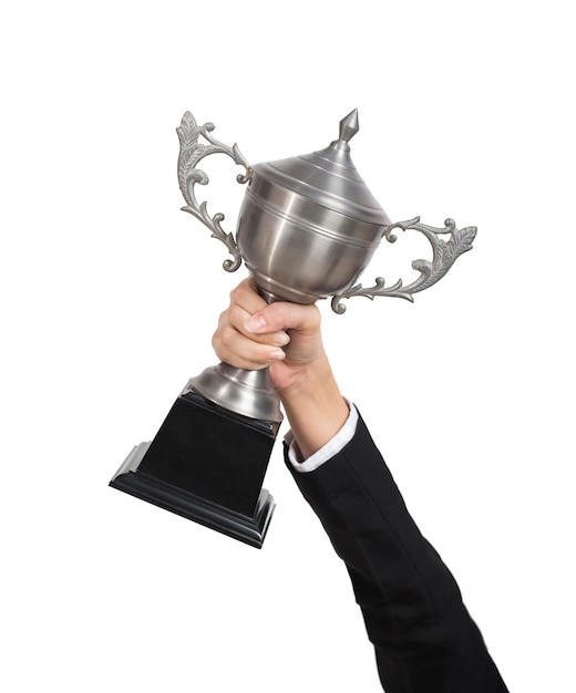 Przycięta ręka bizneswoman trzymająca trofeum na białym tle