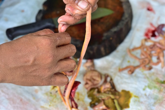 Zdjęcie przycięta ręka człowieka przygotowującego mięso