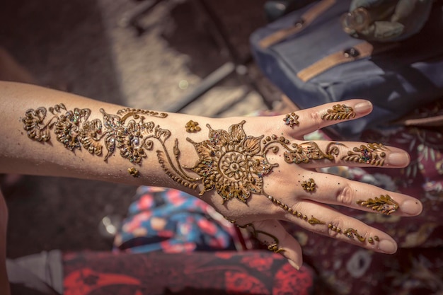 Zdjęcie przycięta ręka kobiety z tatuażem heeny