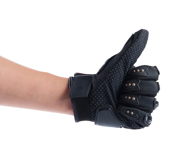 Zdjęcie przycięta ręka nosząca rękawiczkę, pokazując kciuki na czarnym tle