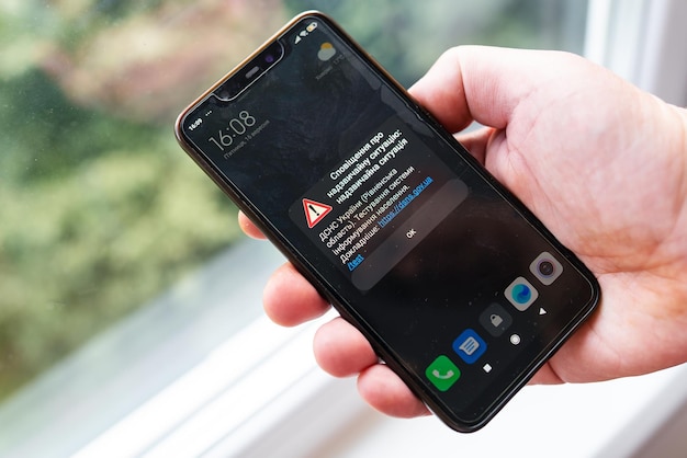 Przycięta ręka za pomocą telefonu komórkowego