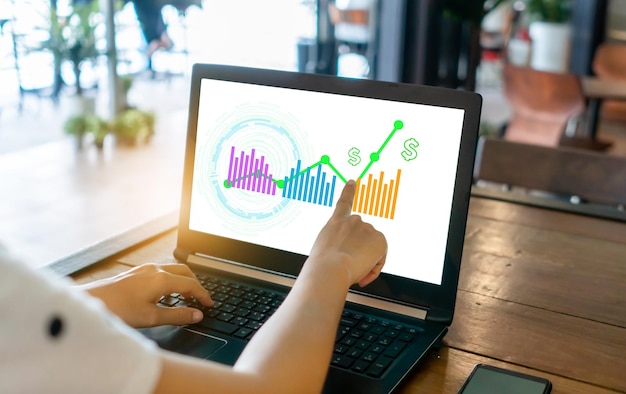 Zdjęcie przycięte ręce bizneswoman analizujące wykres na laptopie w biurze