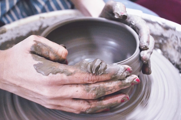 Przycięte ręce kobiety robiącej ceramikę