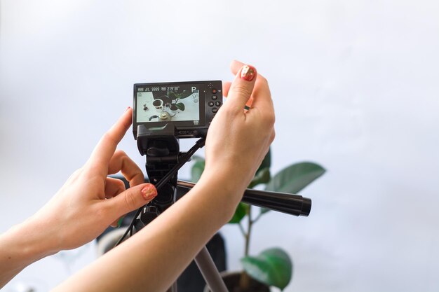 Zdjęcie przycięte ręce od fotografowania kamerą