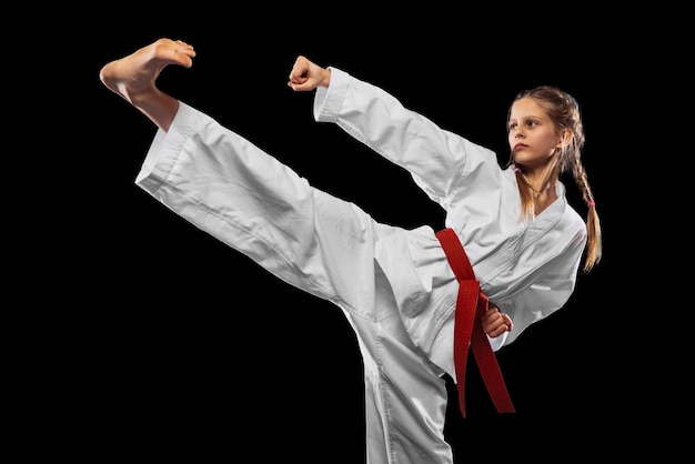 Przycięte Studio Strzał Młodej Dziewczyny Treningu Taekwondo Kopnięć Izolowanych Na Czarnym Tle