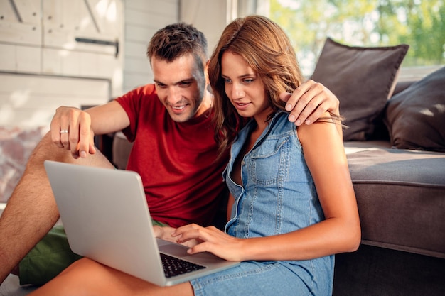 Przycięte Zdjęcie Atrakcyjnej Młodej Pary Korzystającej Z Laptopa W Domu