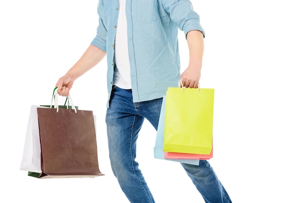 Przycięte zdjęcie mężczyzny trzymającego kolorowe torby na zakupy na białym tle