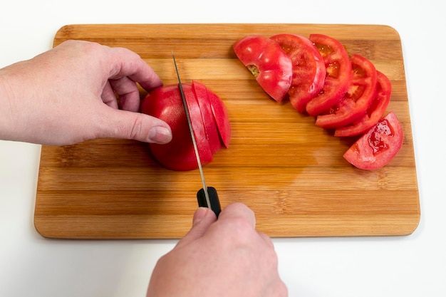 Zdjęcie przycięte zdjęcie rąk rzucających pomidory