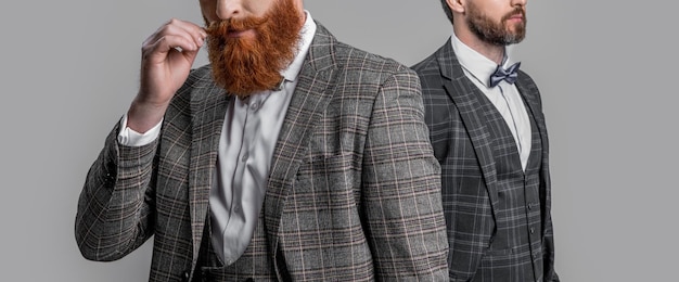 Przycięte zdjęcie studyjne dżentelmenów ubranych w smoking eleganckich panów w formalnym smokingu