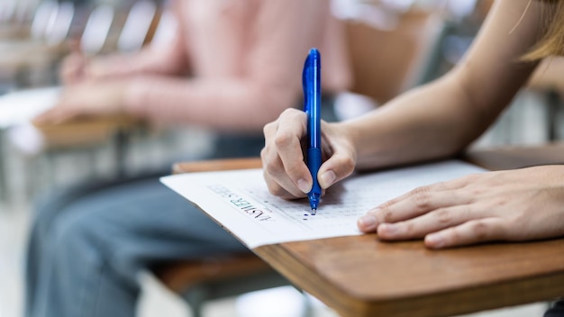 Zdjęcie przycięty obraz dłoni trzymającej papier z tekstem na stole