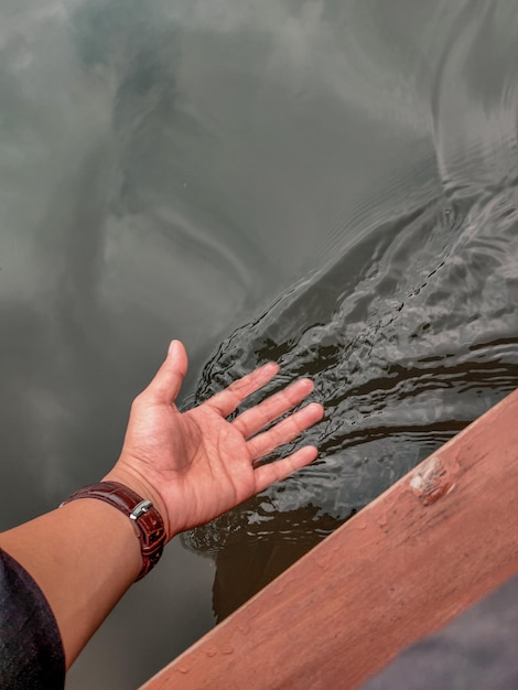 Zdjęcie przycięty obraz ręki trzymającej wodę