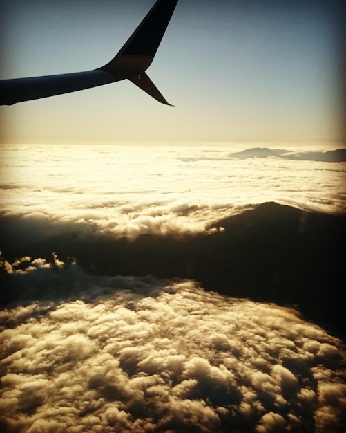 Zdjęcie przycięty obraz samolotu latającego nad chmurami