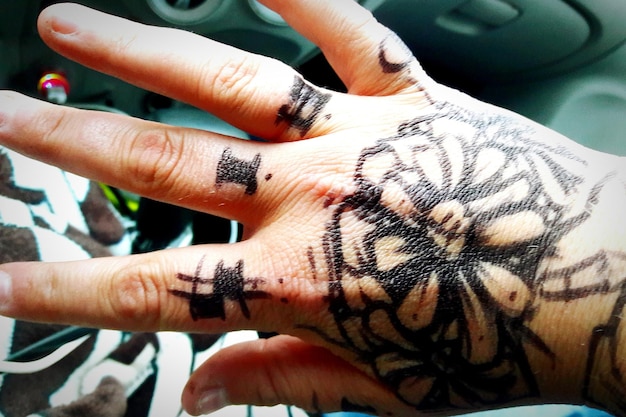Zdjęcie przycięty obraz tatuażowanej ręki