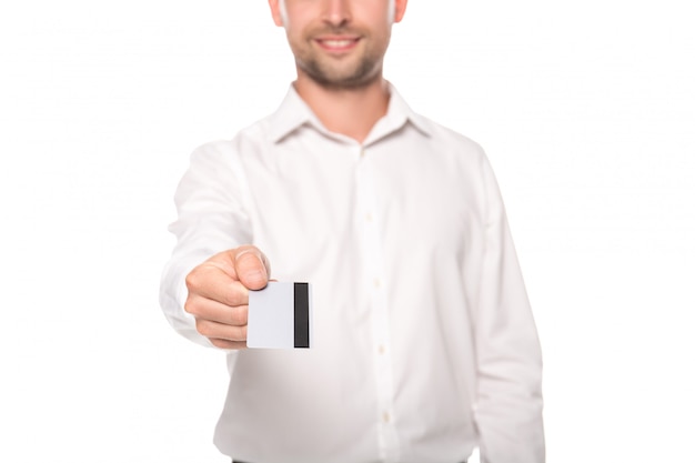 przycięty widok biznesmena w białej koszuli posiadania karty kredytowej na białym