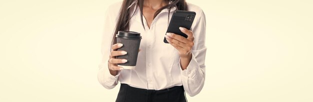 Przycięty widok bizneswoman wiadomości na telefonie odizolowany na białym