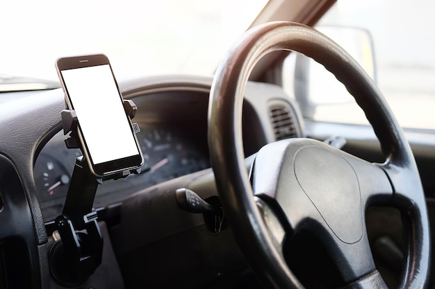 Przycięty widok Kierowca korzysta z telefonu podczas jazdy Nowoczesny smartfon z zaokrąglonymi krawędziami Izolowany ekran dla makiety Wyświetlacz nawigacji samochodowej w tle