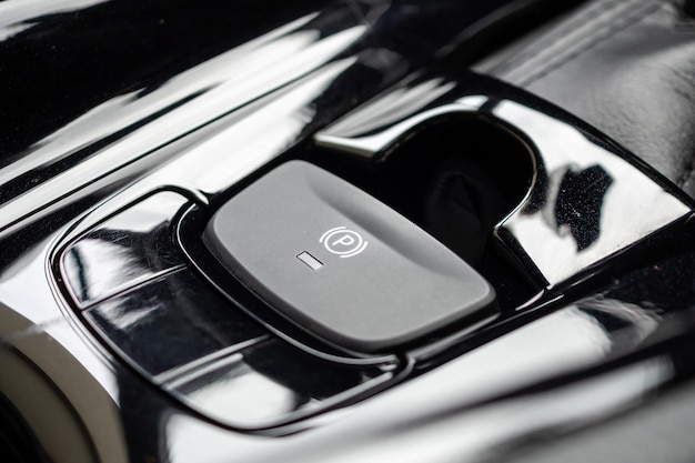 Przycisk elektronicznego hamulca ręcznego w luksusowym nowoczesnym samochodzie