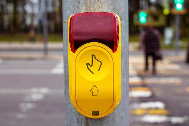 Zdjęcie przycisk sygnalizacji świetlnej na przejściu dla pieszych