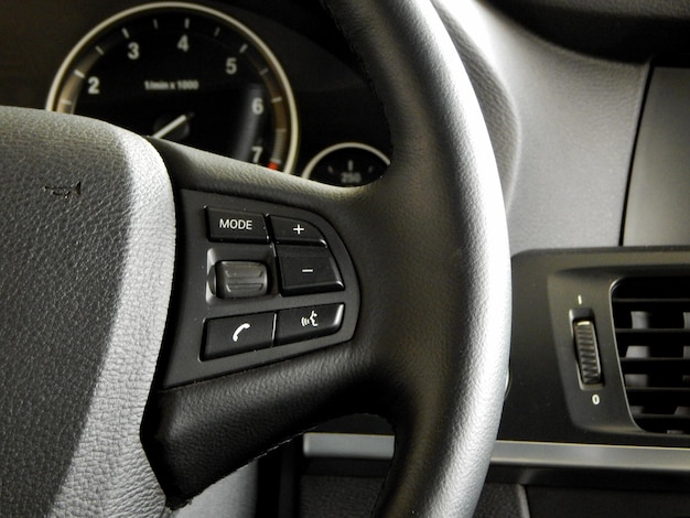 Przyciski interfejsu i sterowania głosowego na kierownicy w samochodzie