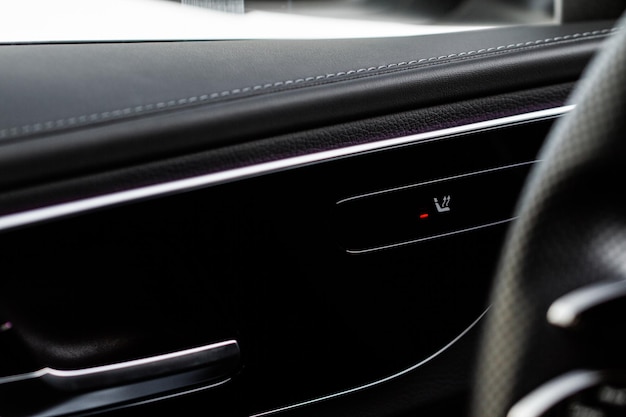 Przyciski regulatora ogrzewania siedzenia widok z bliska Wnętrze samochodu Przycisk ogrzewania siedzenia Wnętrze samochodu Tryb ogrzewania jest mocny