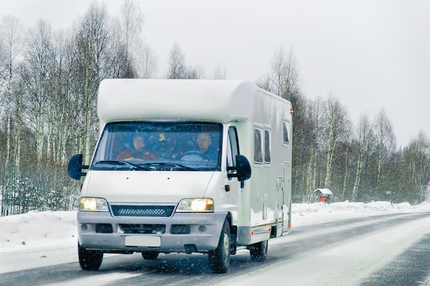 Przyczepa kempingowa na drodze zimą Rovaniemi w Laponii w Finlandii