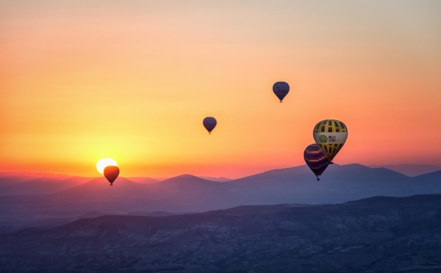 Zdjęcie przygoda w balonie z gorącym powietrzem, zachód słońca, góry trkiye.