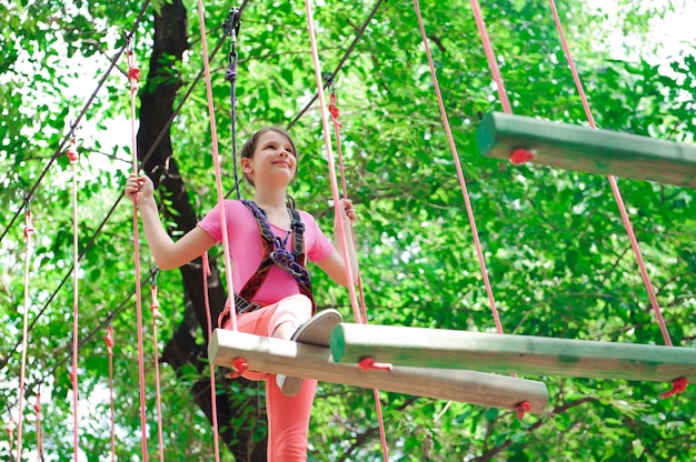 Zdjęcie przygoda wspinaczka parku high wire - wędrówki w parku linowym dziewczyna