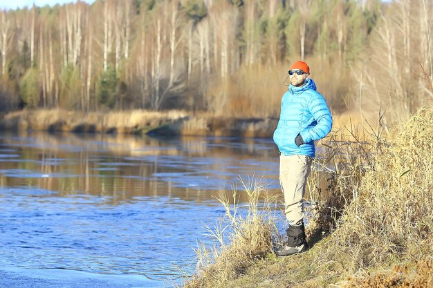 przygoda zimowy trekking / człowiek na tle pięknego zimowego krajobrazu, wędrówka zimą w Europie. Koncepcja wolności natury