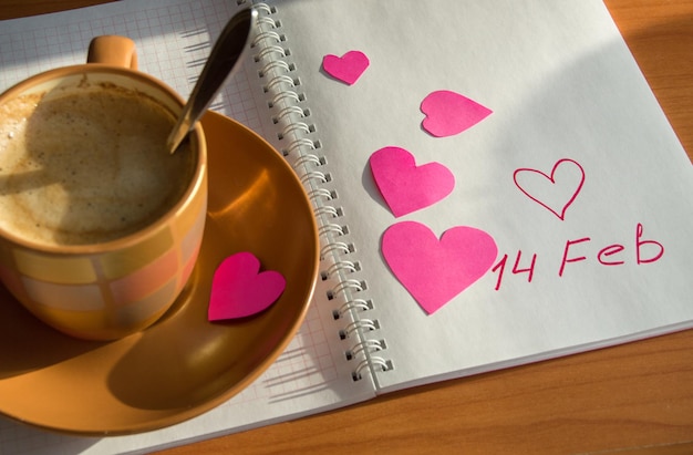 Przygotowania do Walentynek notebooka i serca Filiżanka kawy przeznaczone do walki radioelektronicznej